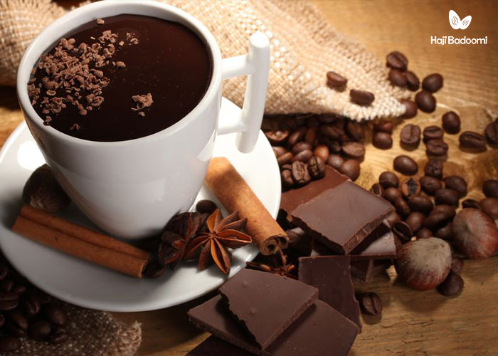 شکلات تلخ کنار قهوه