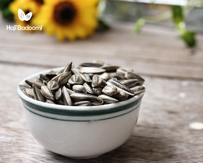 روش بو دادن تخمه در خانه با ادویه های مختلف