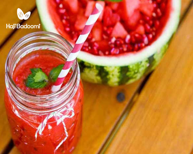 1. اسموتی انار و هندوانه از نوشیدنی های مناسب شب یلدا