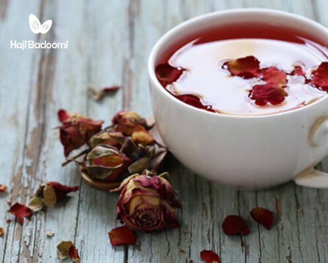 11. دمنوش به‌لیمو و گل محمدی بهترین دمنوش مناسب شب یلدا