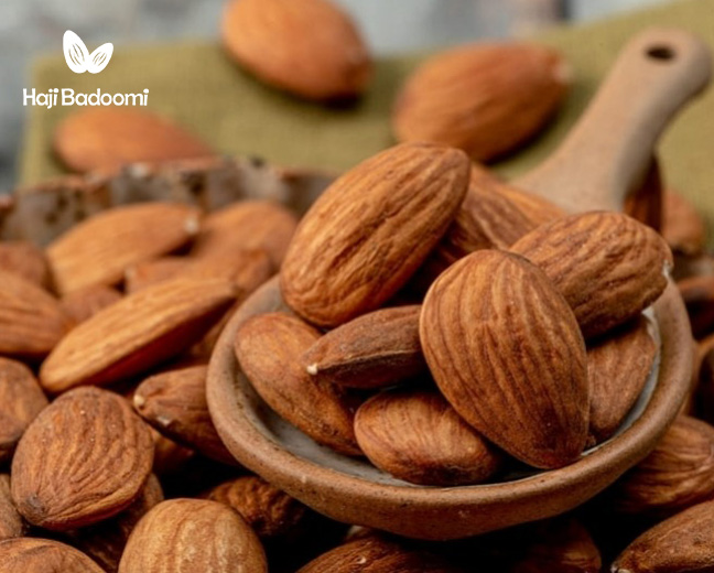 بادام درختی از آجیل های محبوب در پک شب یلدا