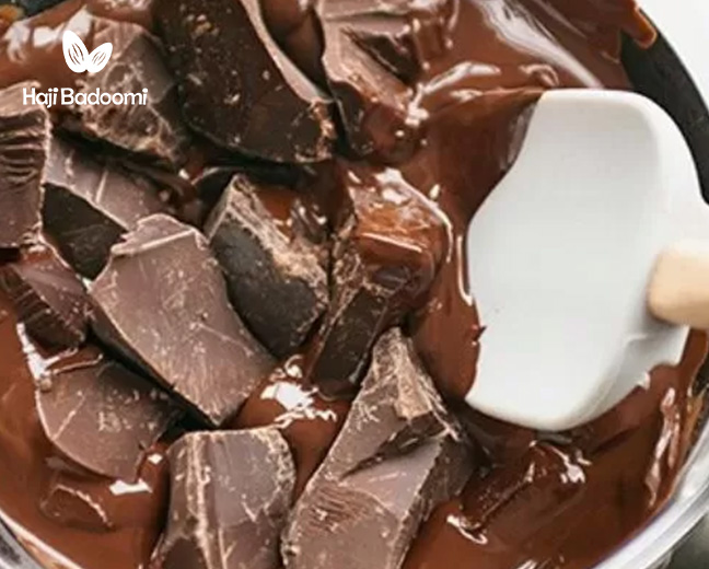 4. آب کردن شکلات تخته ای به روش بن‌ماری
