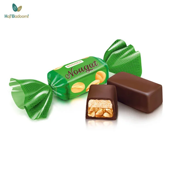 نمایی از نوقای سبز روشن با کارامل و بادام زمینی