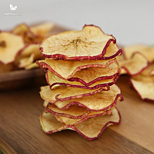 گذاشتن سیب در دستگاه میوه خشک‌کن